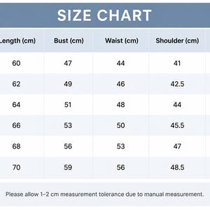 Pu&ograve; includere: Una tabella delle taglie con un'intestazione blu intitolata SIZE CHART. Elenca le taglie dalla M alla 4XL con le relative misure in centimetri per lunghezza, busto, vita, spalle e maniche. Una nota in basso consente una tolleranza di 1-2 cm.