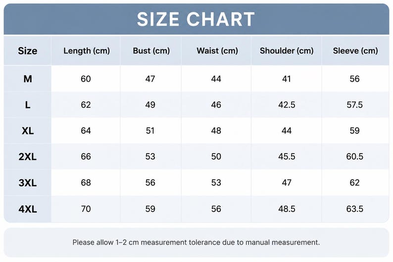 Pu&ograve; includere: Una tabella delle taglie con un'intestazione blu intitolata SIZE CHART. Elenca le taglie dalla M alla 4XL con le relative misure in centimetri per lunghezza, busto, vita, spalle e maniche. Una nota in basso consente una tolleranza di 1-2 cm.