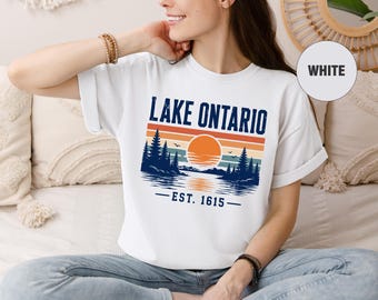 オンタリオ湖設立1615年記念シャツ、サンセットレイクコンフォートカラーズTシャツ、五大湖州Tシャツ、レトロキャンピングサンセットTシャツ、アメリカ・カナダ旅行シャツ