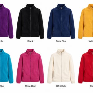 Pu&ograve; includere: Una collezione di otto giacche in pile con cerniere frontali intere e colletti rialzati, mostrate in viola, nero, blu scuro, giallo, azzurro, rosso rosa, bianco sporco e rosso, ciascuna etichettata con il relativo nome del colore sotto.