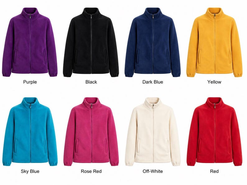 Pu&ograve; includere: Una collezione di otto giacche in pile con cerniere frontali intere e colletti rialzati, mostrate in viola, nero, blu scuro, giallo, azzurro, rosso rosa, bianco sporco e rosso, ciascuna etichettata con il relativo nome del colore sotto.