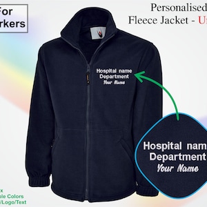 Könnte beinhalten: Marineblaue Fleecejacke mit durchgehendem Reißverschluss und hohem Kragen. Auf der Jacke steht "Hospital name, Department, Your Name". Die Jacke ist mit "Personalised Fleece Jacket - Unisex" gekennzeichnet und für Arbeiter konzipiert.