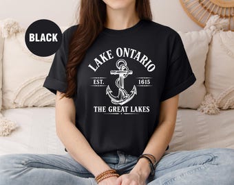 オンタリオ湖Tシャツ、レトロアンカー五大湖Tシャツ、コンフォートカラーズ湖畔生活シャツ、カナダの湖のお土産シャツ、航海好きの湖愛好家へのギフト