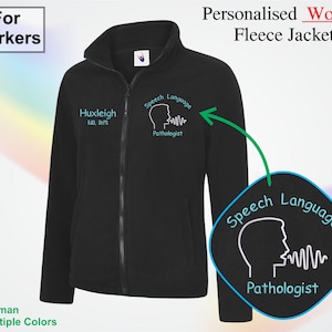 Peut inclure: Veste polaire noire avec fermeture éclair complète, avec le texte "Speech Language Pathologist" et un graphique de profil. La veste porte également le nom "Huxleigh". Le texte "For Workers" est en haut.