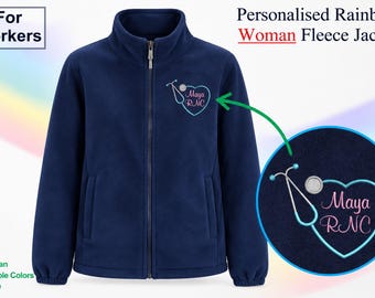 カスタムハート型聴診器刺繍入り医療用フリースジャケット、パーソナライズされた看護師用フルジップスクラブジャケット、カスタムドクターユニフォームギフトジャケット
