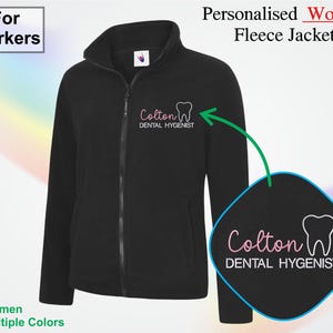 Può includere: Giacca in pile nera con cerniera intera e collo alto. La giacca presenta la scritta "Colton Dental Hygienist" e un logo sul petto e una versione più grande su una toppa. Progettata per i lavoratori.