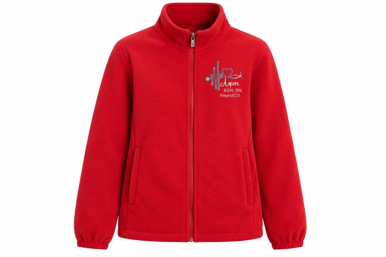 Pu&ograve; includere: Una giacca in pile rosso brillante con cerniera frontale a tutta lunghezza e colletto alto. Il petto sinistro presenta un disegno ricamato con una linea del battito cardiaco, un cuore, uno stetoscopio e il testo: Aspen, BSN, RN, NeuroICU.