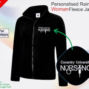 Peut inclure: Veste polaire noire avec une fermeture éclair intégrale et un col montant. La veste affiche le texte "Coventry University NORSING" en blanc. L'image comprend également le texte "Personalised Rainbow Woman Fleece Jacket".