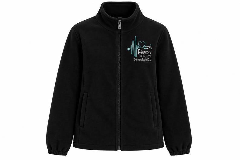 Pu&ograve; includere: Una giacca in pile nera con cerniera frontale, maniche lunghe e polsini elastici. Sul petto sinistro &egrave; presente un grafico a forma di battito cardiaco color turchese, un cuore e la scritta Parson, BSN, RN, DermatologistCU in caratteri bianchi.