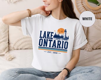 オンタリオ湖コンフォートカラーシャツ、レトロな五大湖Tシャツ、ヴィンテージ灯台夕日Tシャツ、湖好きへのギフト、オンタリオ州バケーションTシャツ