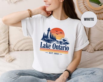 Comfort Colors オンタリオ湖シャツ、ヴィンテージ灯台夕日グラフィックTシャツ、五大湖のお土産シャツ、湖畔生活アパレル、湖畔バケーションギフト