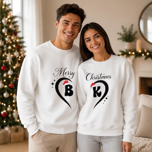 Fijne kersttrui voor stellen, trui met ronde hals en gepersonaliseerde initialen in een half hartje, kerstmuts voor hem en haar, bijpassend kerstcadeau voor je partner
