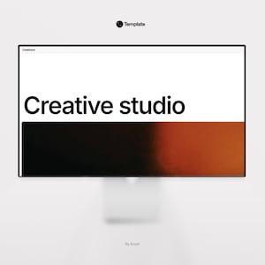 Può includere: Un monitor di computer che mostra un modello di sito web. Lo schermo mostra le parole "Creative studio" in grassetto, in nero su sfondo bianco. Una sfumatura sfocata di nero e arancione riempie la parte inferiore dello schermo. La parola "Template" si trova nell'angolo in alto a destra.