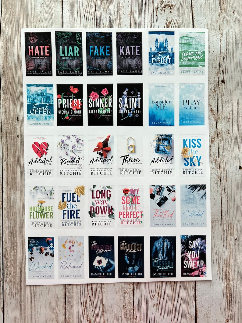 Puede incluir: Una colecci&oacute;n de 24 portadas de libros con varios t&iacute;tulos y autores. Las portadas est&aacute;n impresas en papel blanco y tienen una variedad de colores y dise&ntilde;os.