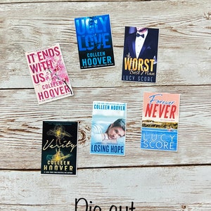 Puede incluir: Una colecci&oacute;n de seis portadas de libros que presentan varias novelas rom&aacute;nticas. Las portadas est&aacute;n impresas con diferentes colores y dise&ntilde;os, incluyendo una portada azul con el t&iacute;tulo "Ugly Love" y el nombre del autor "Colleen Hoover", una portada rosa con el t&iacute;tulo "It Ends With Us" y el nombre del autor "Colleen Hoover", una portada negra con el t&iacute;tulo "Verity" y el nombre del autor "Colleen Hoover", una portada azul con el t&iacute;tulo "Losing Hope" y el nombre del autor "Colleen Hoover", una portada dorada con el t&iacute;tulo "The Worst Best Man" y el nombre del autor "Lucy Score", y una portada melocot&oacute;n con el t&iacute;tulo "Forever Never" y el nombre del autor "Lucy Score".