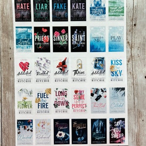 Puede incluir: Una colecci&oacute;n de 25 portadas de libros con varios t&iacute;tulos y autores. Las portadas est&aacute;n dise&ntilde;adas con una variedad de colores, fuentes e im&aacute;genes. Algunos de los t&iacute;tulos incluyen "Hate", "Liar", "Fake", "Kate", "The Fine Print", "Terms and Conditions", "Final Offer", "Priest", "Sinner", "Saint", "Consider Me", "Play with Me", "Addicted to You", "Ricochet", "Addicted for Now", "Thrive", "Addicted After All", "Kiss the Sky", "Hothouse Flower", "Fuel the Fire", "Long Way Down", "Some Kind of Perfect", "Thrilled", "Collided", "Wrecked", "Redumed", "The Sweetest Oblivion", "The Hardest Obsession", "Darkest Temptations", y "Say You Swear".