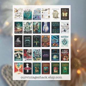 Pode incluir: Uma colagem de capas de livros de fantasia de Holly Black. As capas apresentam uma variedade de cores e designs, incluindo uma floresta escura, uma máscara de prata, uma luva de cobre e um gato branco. O texto nas capas inclui títulos como "The Cruel Prince", "The Wicked King", "The Queen of Nothing", "The Lost Sisters", "The Darkest Part of the Forest", "Ironside", "Valiant", "The Curse of the White Cat", "Doll Bones", "Red Glove", "Silver Mask", "Black Heart", "Heartmoor", "The Good Neighbors", "Lucifer", "Spiderwick", e "Tith".