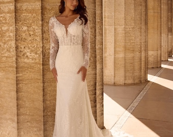 Abito da sposa aderente in pizzo con maniche lunghe e profonda scollatura a V. Abito da sposa su misura.