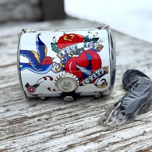 Vintage Little Earth Tattoo Art Mini Barrel Purse – True Love Forever – NOS – Detachable Strap image 6