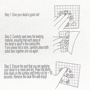 Puede incluir: Instrucciones ilustradas para aplicar una calcoman&iacute;a. La imagen muestra una mano frotando la calcoman&iacute;a, quitando el respaldo y aplic&aacute;ndola a una superficie. El texto incluye: "&iexcl;Frota bien tu calcoman&iacute;a!" y "&iexcl;Retira la pel&iacute;cula transparente y disfruta!"