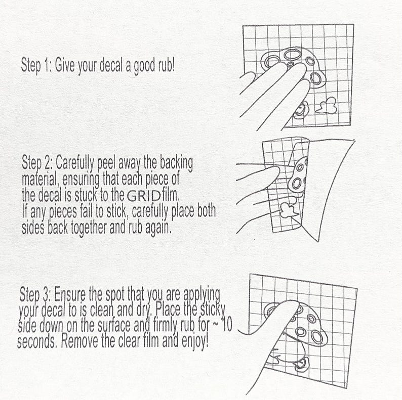 Puede incluir: Instrucciones ilustradas para aplicar una calcoman&iacute;a. La imagen muestra una mano frotando la calcoman&iacute;a, quitando el respaldo y aplic&aacute;ndola a una superficie. El texto incluye: "&iexcl;Frota bien tu calcoman&iacute;a!" y "&iexcl;Retira la pel&iacute;cula transparente y disfruta!"