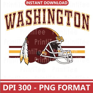 Puede incluir: Un gráfico digital que presenta un casco de fútbol americano burdeos con detalles dorados y una pluma. La palabra "WASHINGTON" está arqueada sobre el casco en burdeos y dorado. La imagen incluye rayas horizontales y el texto "DESCARGA INSTANTÁNEA" y "DPI 300 - FORMATO PNG".