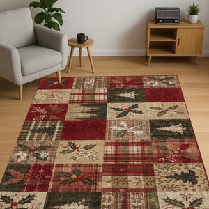 Può includere: Un tappeto rettangolare con un design patchwork. Presenta quadrati rossi, beige e verdi, con motivi a quadri, agrifoglio e motivi di alberi di Natale. Il tappeto è posato su un pavimento in legno.