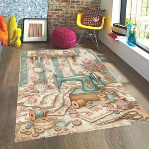 Op de afbeelding: Decoratief vloerkleed met een vintage naaimachine, garenklosjes, knopen en bloemenstof. Het vloerkleed heeft een lichtblauw en crèmekleurig kleurenschema met een bloemen- en streepjespatroon. Het vloerkleed is ontworpen als een naaikamer.