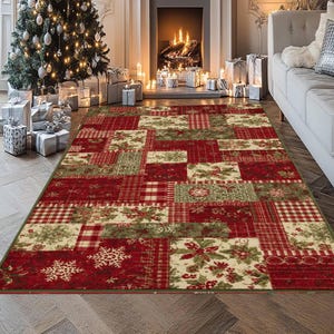Könnte beinhalten: Ein rechteckiger Teppich im Weihnachtsthema mit Patchwork-Design. Der Teppich weist verschiedene Muster in Rot, Grün und Creme auf, darunter Karos, Schneeflocken und florale Motive. Der Teppich liegt auf einem Holzboden in einem Wohnzimmer.