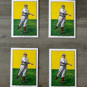 Può includere: Quattro figurine di baseball vintage con un giocatore in uniforme bianca con calzini rossi, su uno sfondo giallo e verde. Le figurine hanno il testo "CY YOUNG, BOSTON, NATL." in basso.