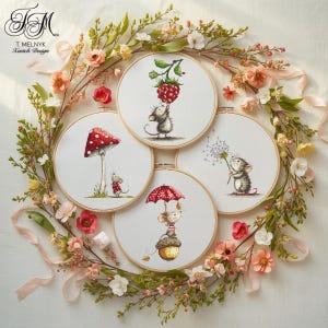 Könnte beinhalten: Vier bestickte Reifen mit skurrilen Mäuseillustrationen. Eine Maus greift nach einer Himbeere, eine andere steht neben einem Pilz, eine dritte hält einen Löwenzahn und die letzte sucht Schutz unter einem Regenschirm. Die Reifen sind von Blumen und Grün umgeben.