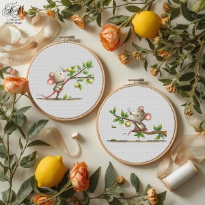 Puede incluir: Dos aros de punto de cruz con un diseño de ratón. Los ratones están en ramas con limones. Los aros están rodeados de flores, limones y vegetación. El texto "T. Melnyk, Latch Design" está en la esquina superior izquierda.