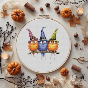 Gráfico de ponto cruz em PDF com três pássaros bruxos para o Halloween, pássaros assustadores em um galho, download instantâneo.