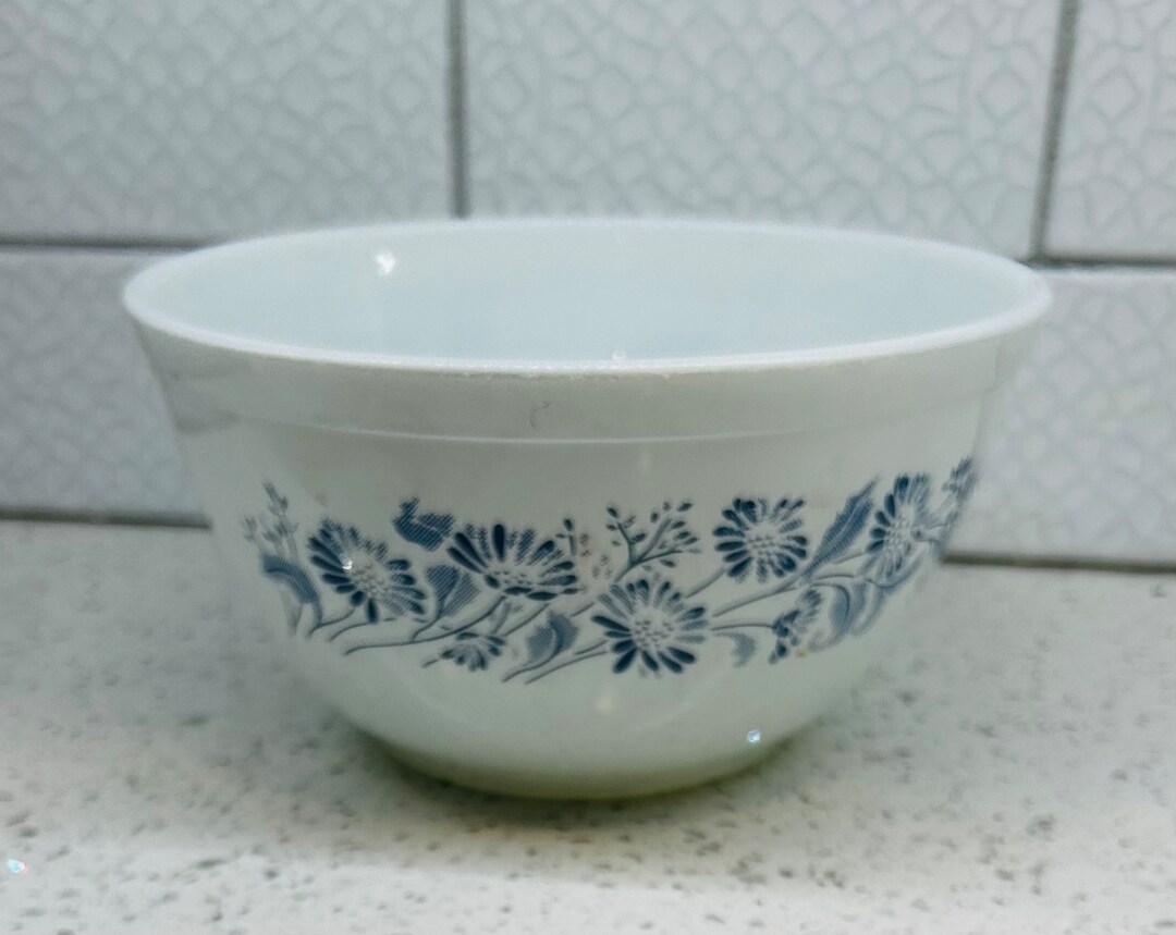 Lovely Vintage White & Blue Pyrex Colonial Mist Pyrex, 402, Colonial ...