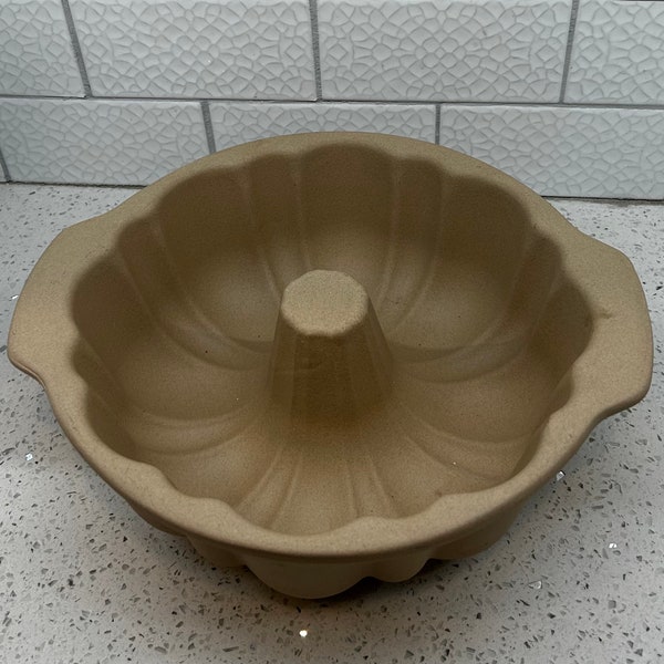 The Pampered Chef Retired Family Heritage Fluted Bundt Cake Pan: Unglazed Stoneware, Family Heritage Stoneware Pampered Chef