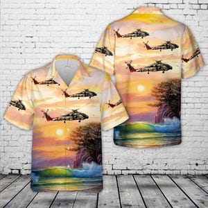 Può includere: Camicia a maniche corte con un design tramonto ed elicotteri. La camicia presenta un tramonto vibrante con una spiaggia e un oceano, e diversi elicotteri in volo. La camicia è di colore giallo chiaro.