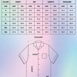 Puede incluir: Una tabla de tallas para una camisa hawaiana con estampado integral, que incluye tallas de EE. UU. de S a 3XL con medidas de pecho, cadera, largo y hombros en pulgadas y cm, junto a un dibujo lineal de una camisa de manga corta con botones.