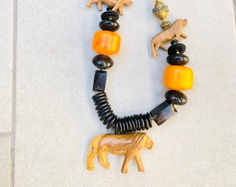 Colar vintage de baquelite caramelo contas de pingente de animais de madeira