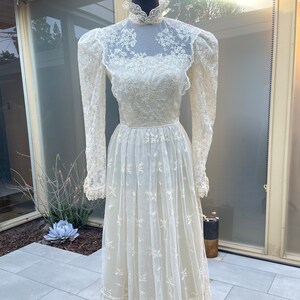Vestido de novia vintage Cottagecore con cuello alto, puños con