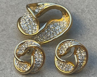 Broche vintage de strass dourado com conjunto de joias e brincos combinando
