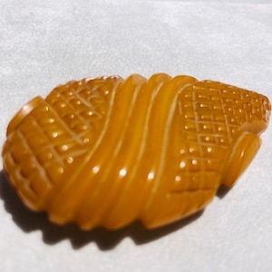 Robe sculptée en bakélite caramel écossais, pince à fourrure vintage des années 1930