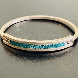 Sterling Turquoise Chip Inlay Hinged Silver Bangle Vintage Bracelet