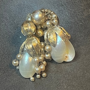 Broche de piel francesa Depose de los años 40 con hebras de perlas barrocas y concha de nácar
