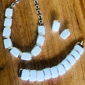Lisner Vintage Thermoset Jewelry Set Necklace Bracelet Earrings White Summer Demi Parure