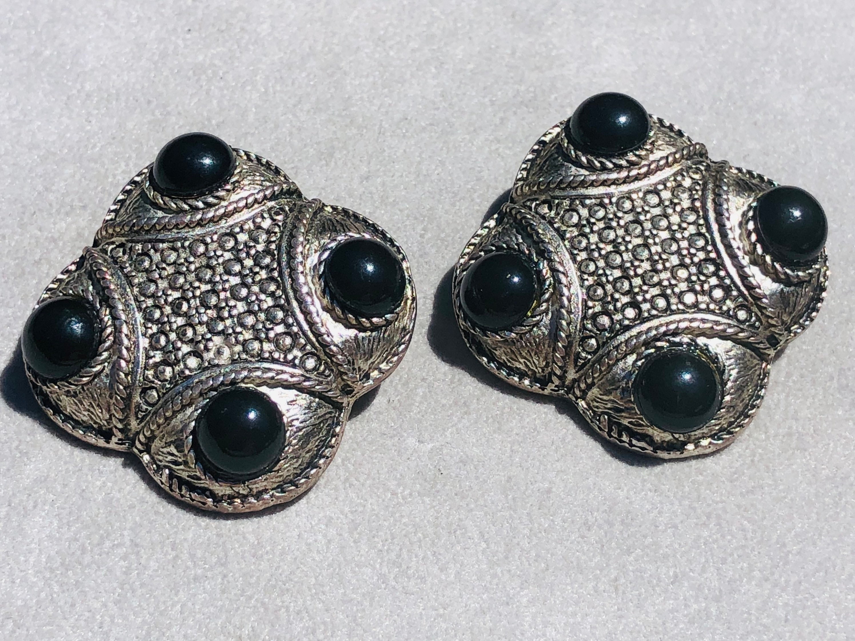 Boucles D'oreilles Clips Vintage Argenté Avec Cabochon Noir - Occasion En Très Bon état, Style Rétro