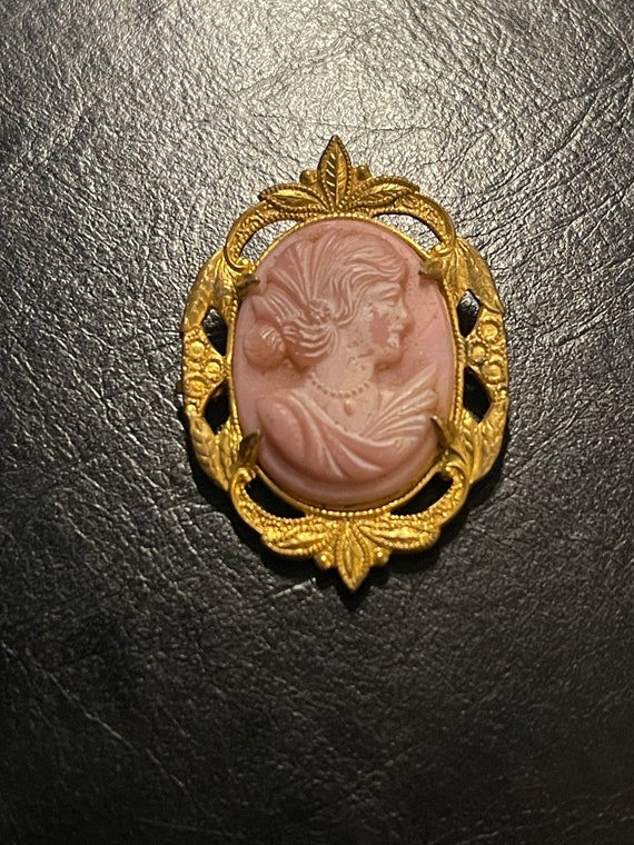 Cameo Pink Carved Glass Gold Vintage Brooch - image 1