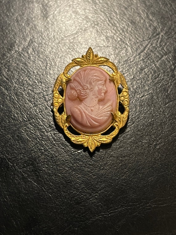 Cameo Pink Carved Glass Gold Vintage Brooch - image 2