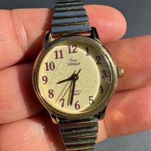 Vintage Timex Indiglo Women's Quartz Watch Water Resistant Wristwatch Expansion Band