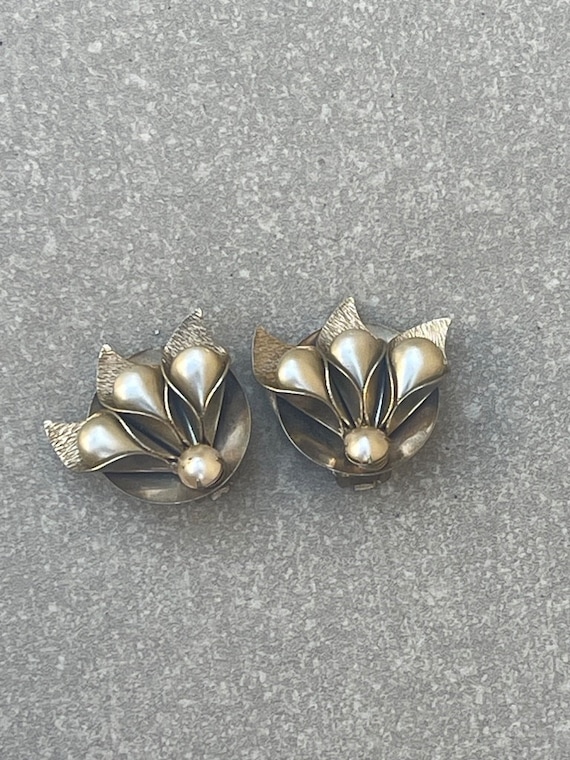 Mixed Metals Faux Pearl Vintage Clip On Flower Ear