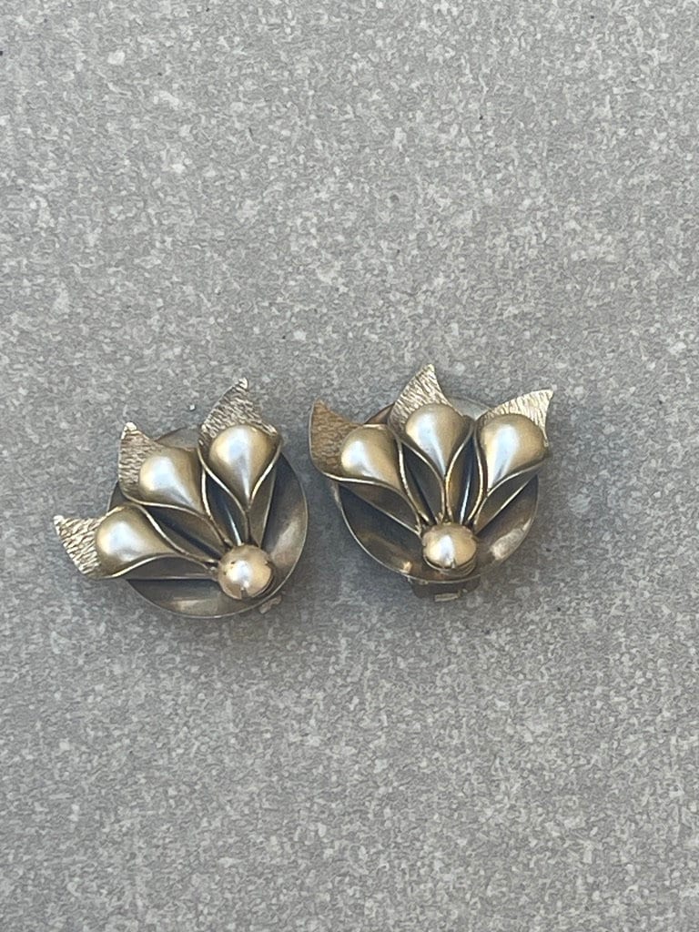 Boucles D'oreilles Fantaisie Anciennes En Métal – Motif Fleurs Avec Perle Et Clip